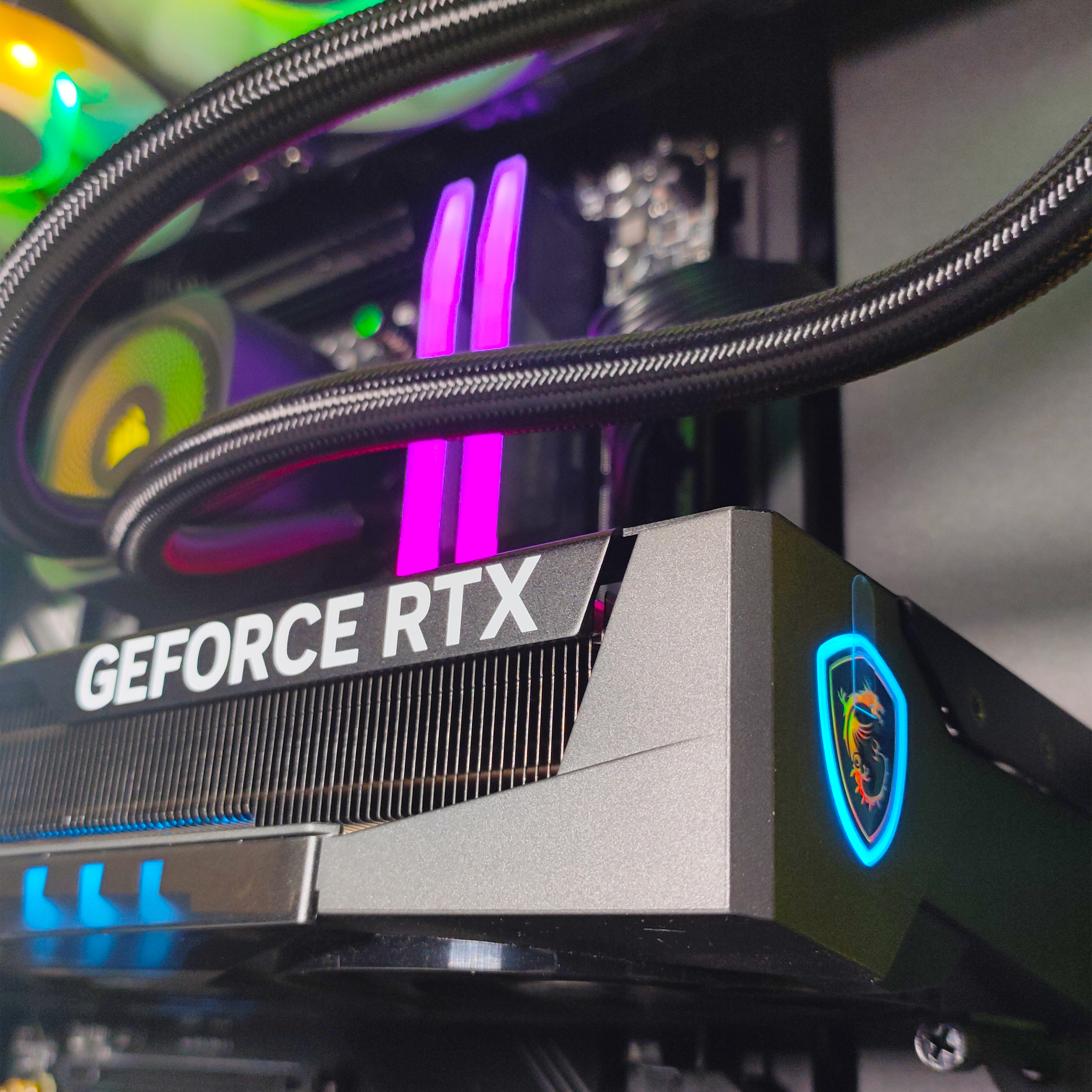 King Mod Systems - Computador King Mod Gamer-PC x iCUE Ryzen 7 9700X 32GB DDR5 1TB RTX 5070 WiFi W11