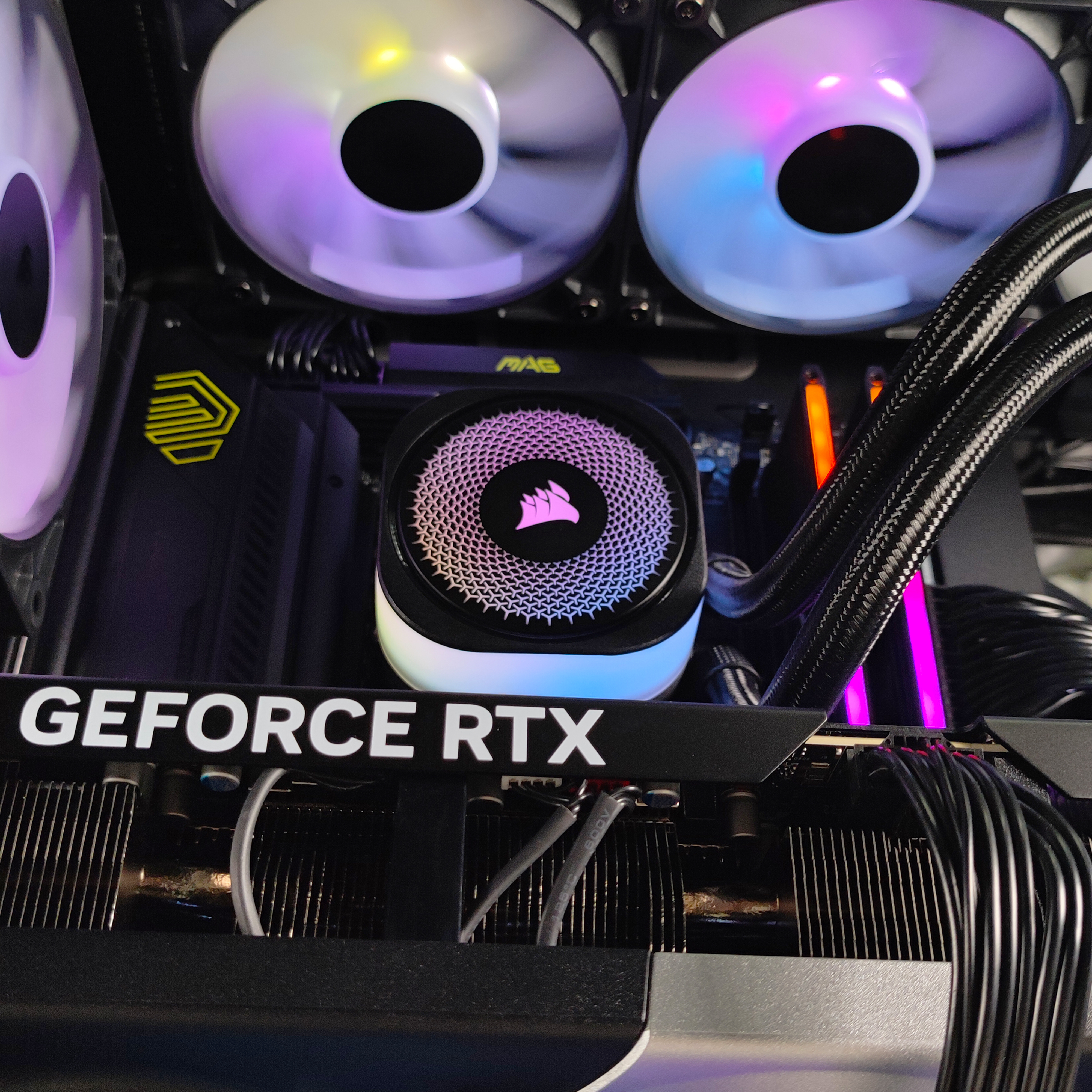 King Mod Systems - Computador King Mod Gamer-PC x iCUE Impakt Edition Ryzen 7 9800X3D 64GB DDR5 2TB RTX 5090 WiFi W11