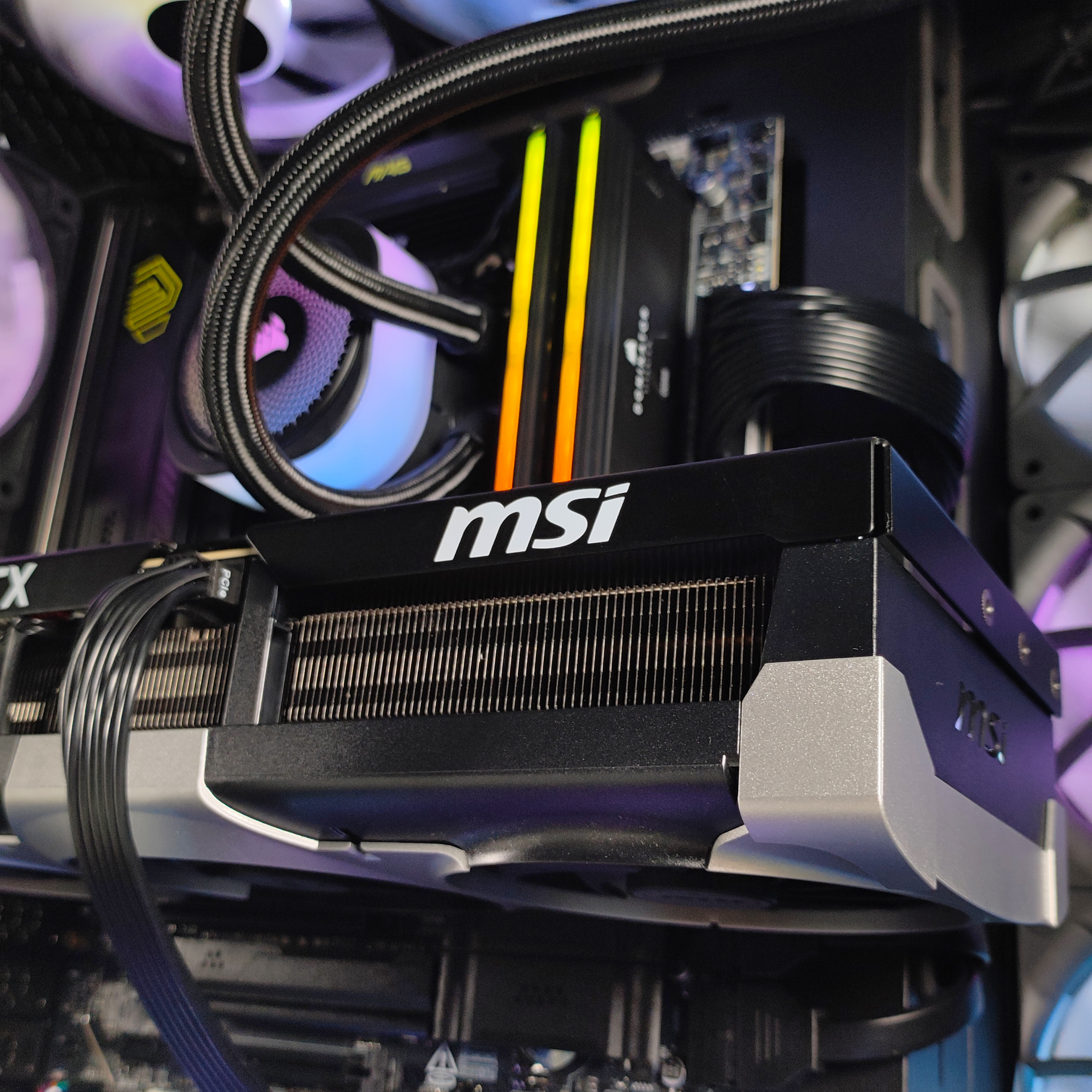 King Mod Systems - Computador King Mod Gamer-PC x iCUE Impakt Edition Ryzen 7 9800X3D 64GB DDR5 2TB RTX 5090 WiFi W11