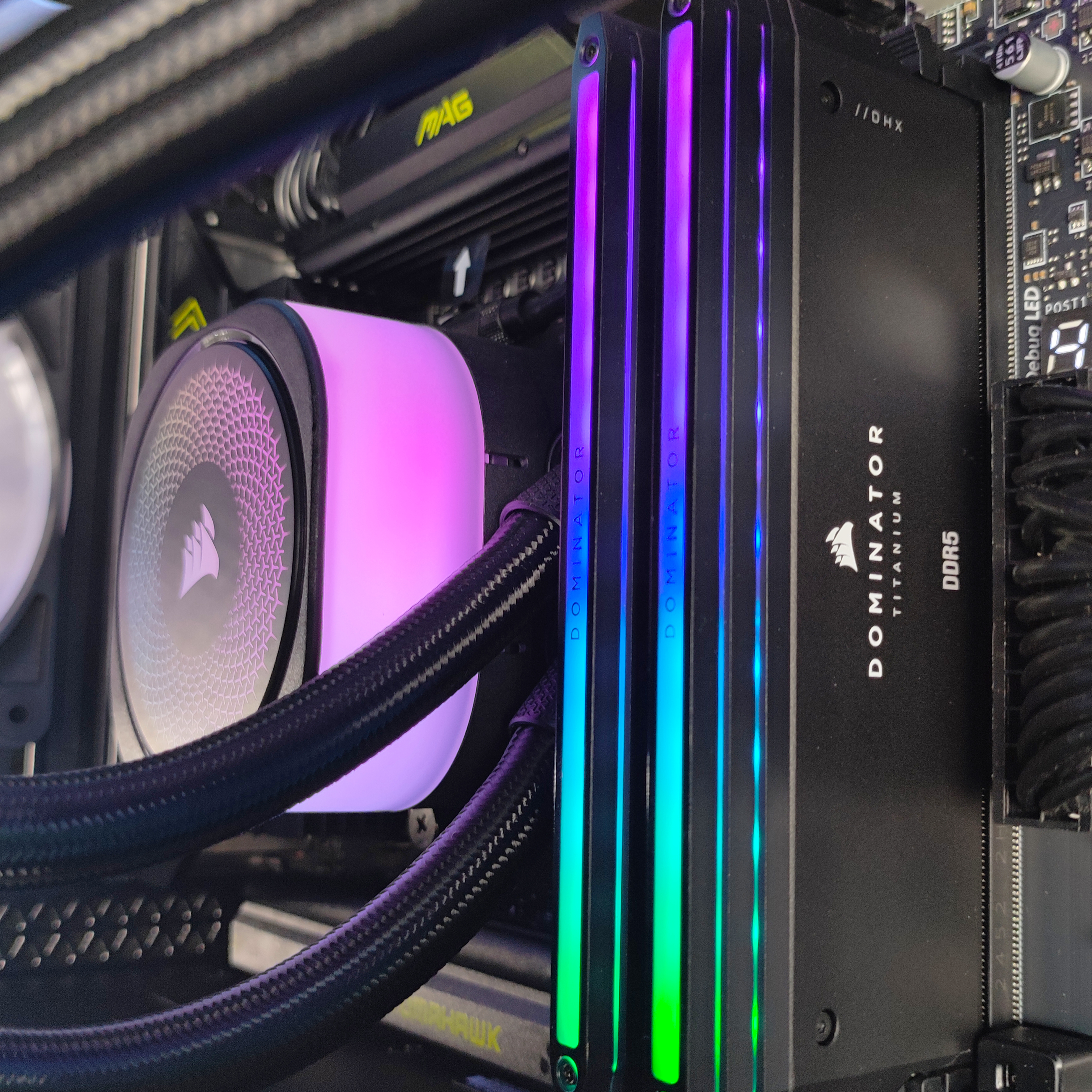 King Mod Systems - Computador King Mod Gamer-PC x iCUE Impakt Edition Ryzen 7 9800X3D 64GB DDR5 2TB RTX 5090 WiFi W11