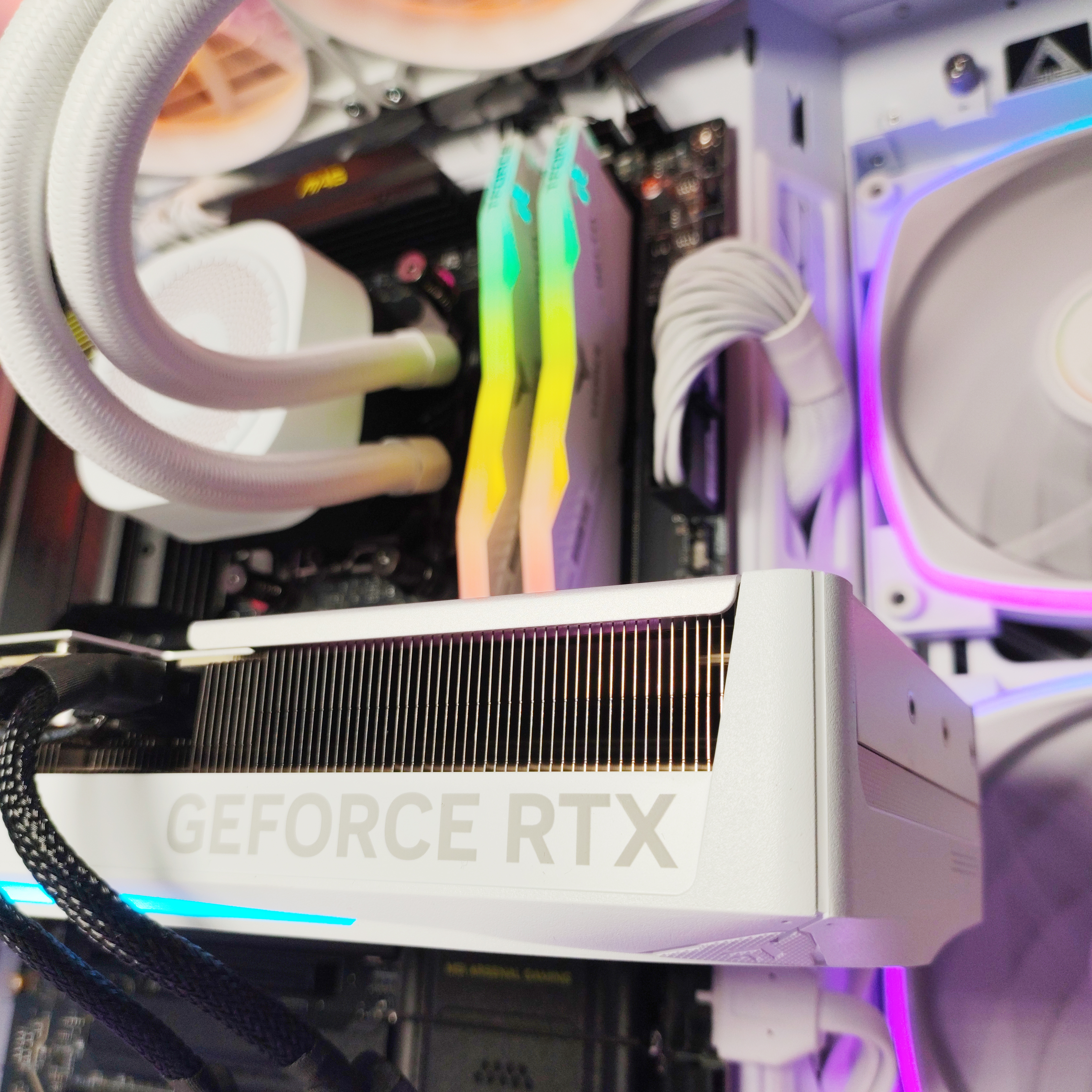 King Mod Systems - Computador King Mod Limited-PC Ryzen 7 9800X3D 32GB DDR5 1TB RTX 5070 Ti WiFi W11