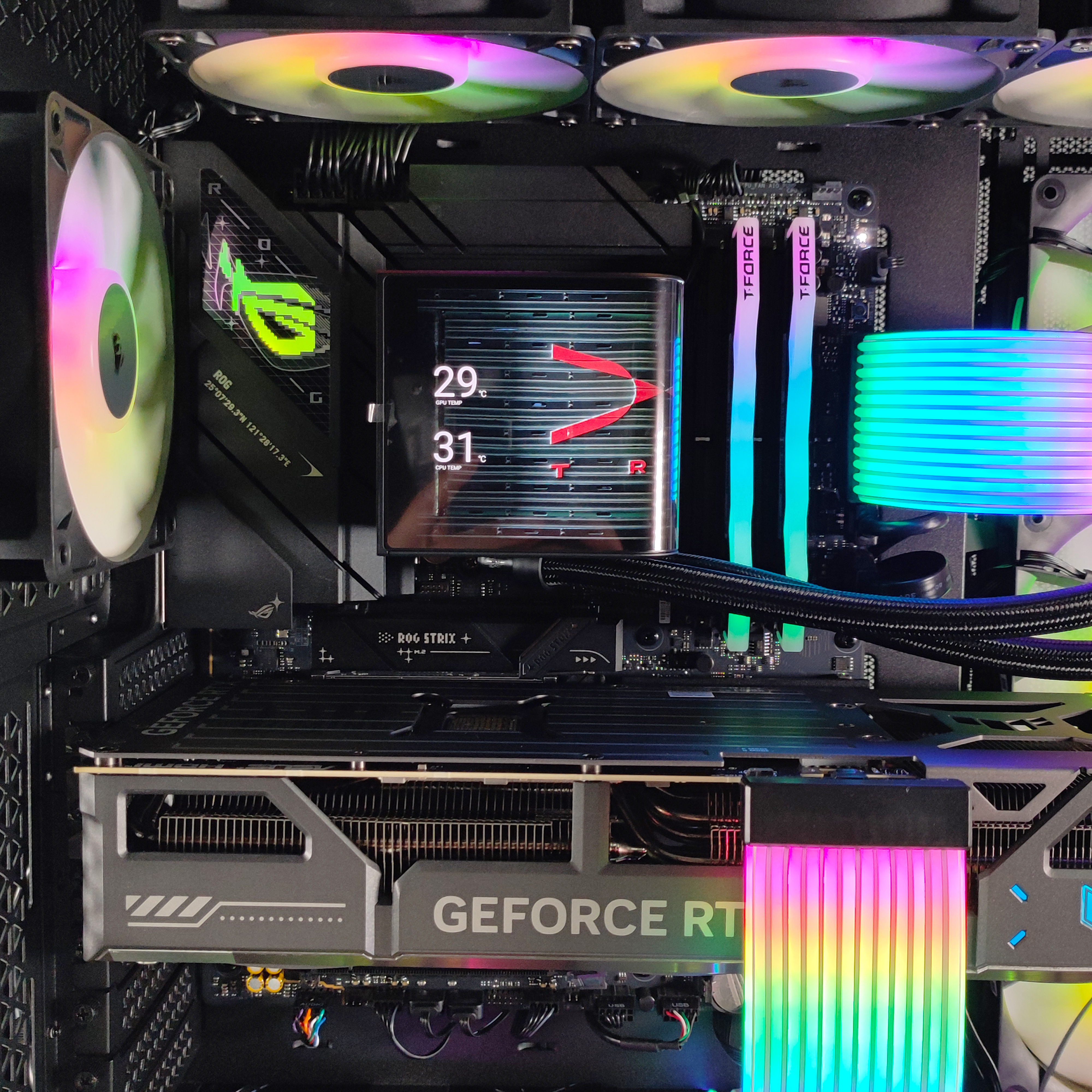 King Mod Systems - Computador King Mod Limited-PC Ryzen 7 9700X 32GB DDR5 1TB RTX 5070 Ti WiFi W11