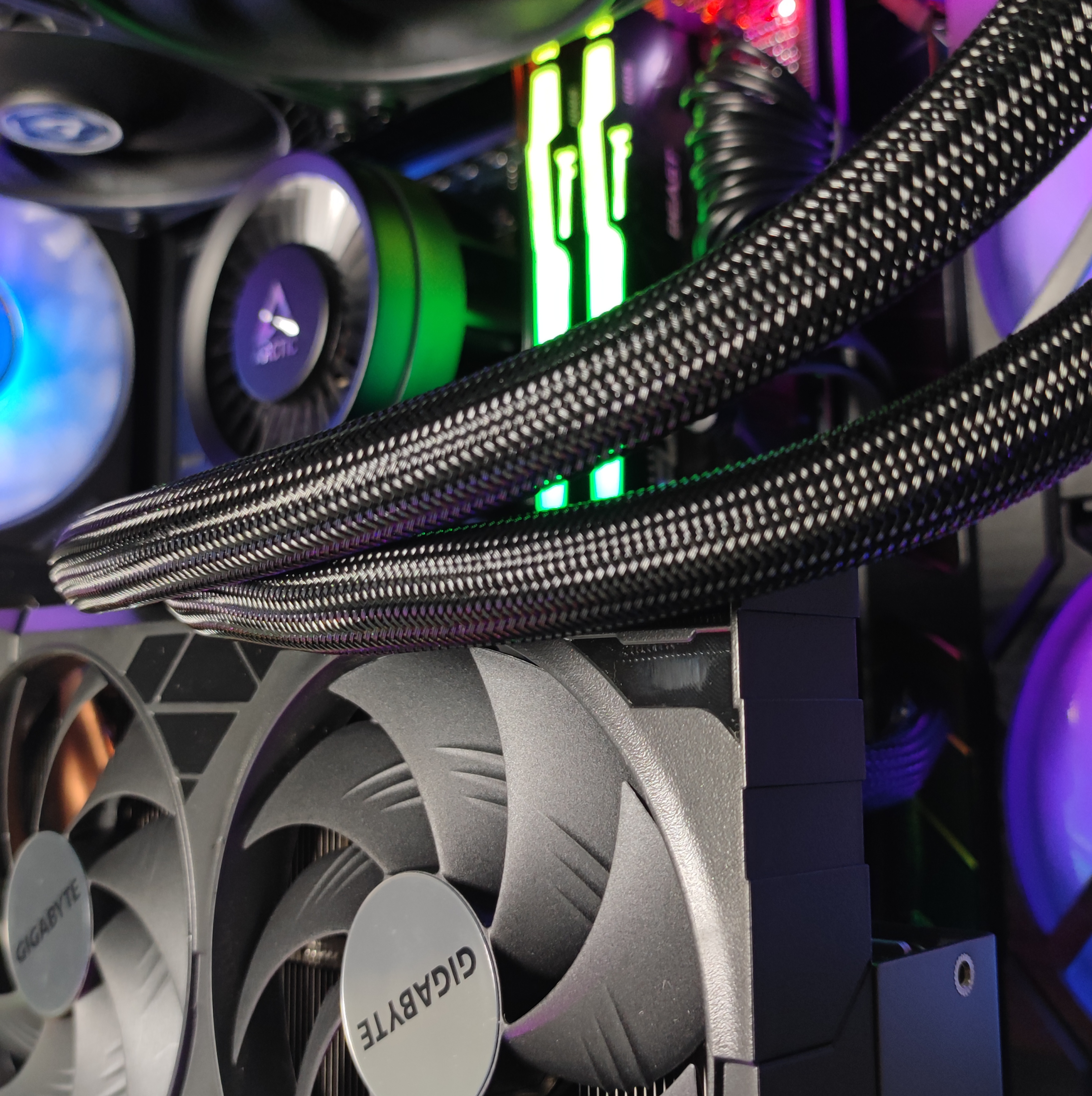King Mod Systems - Computador King Mod Limited-PC Ryzen 7 9800X3D 64GB DDR5 2TB RTX 4080 SUPER WiFi W11