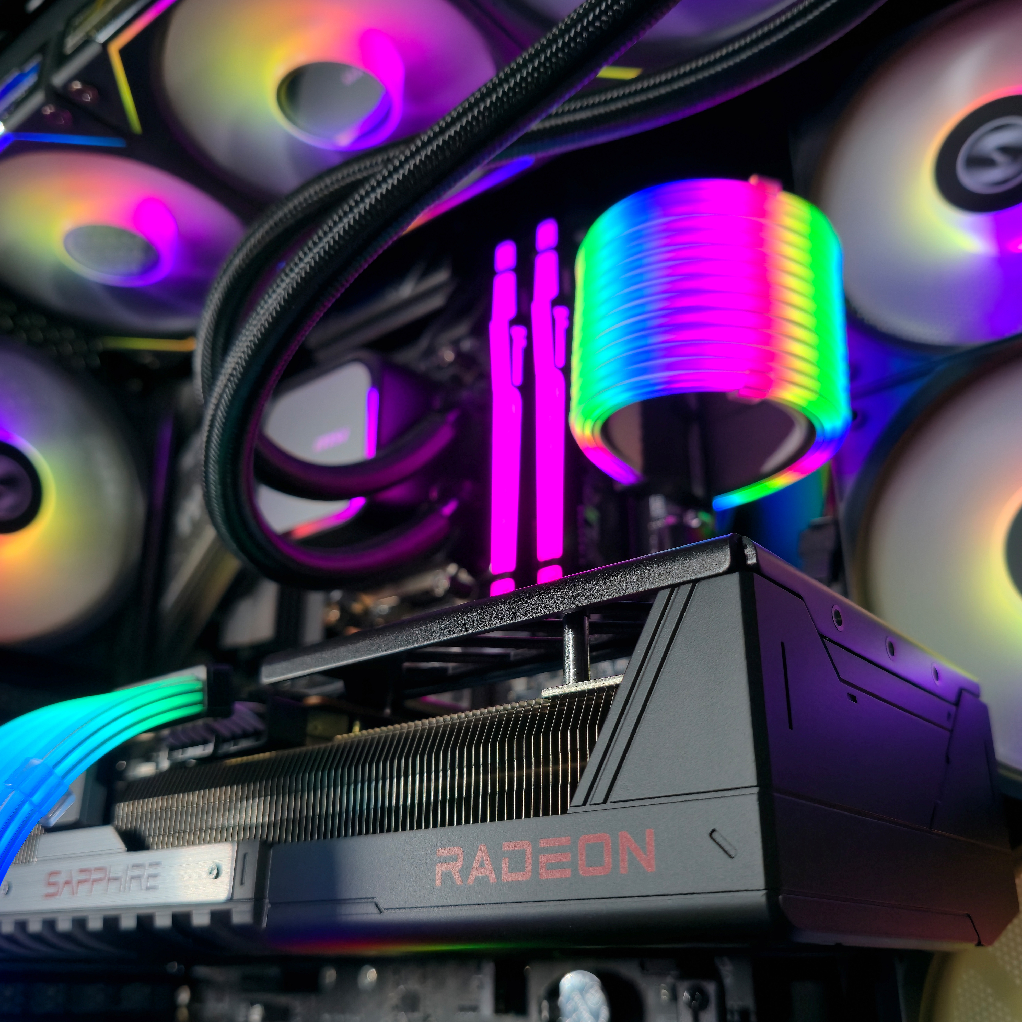 King Mod Systems - Computador King Mod Limited-PC Ryzen 7 9800X3D 64GB DDR5 2TB RX 9070 XT WiFi W11