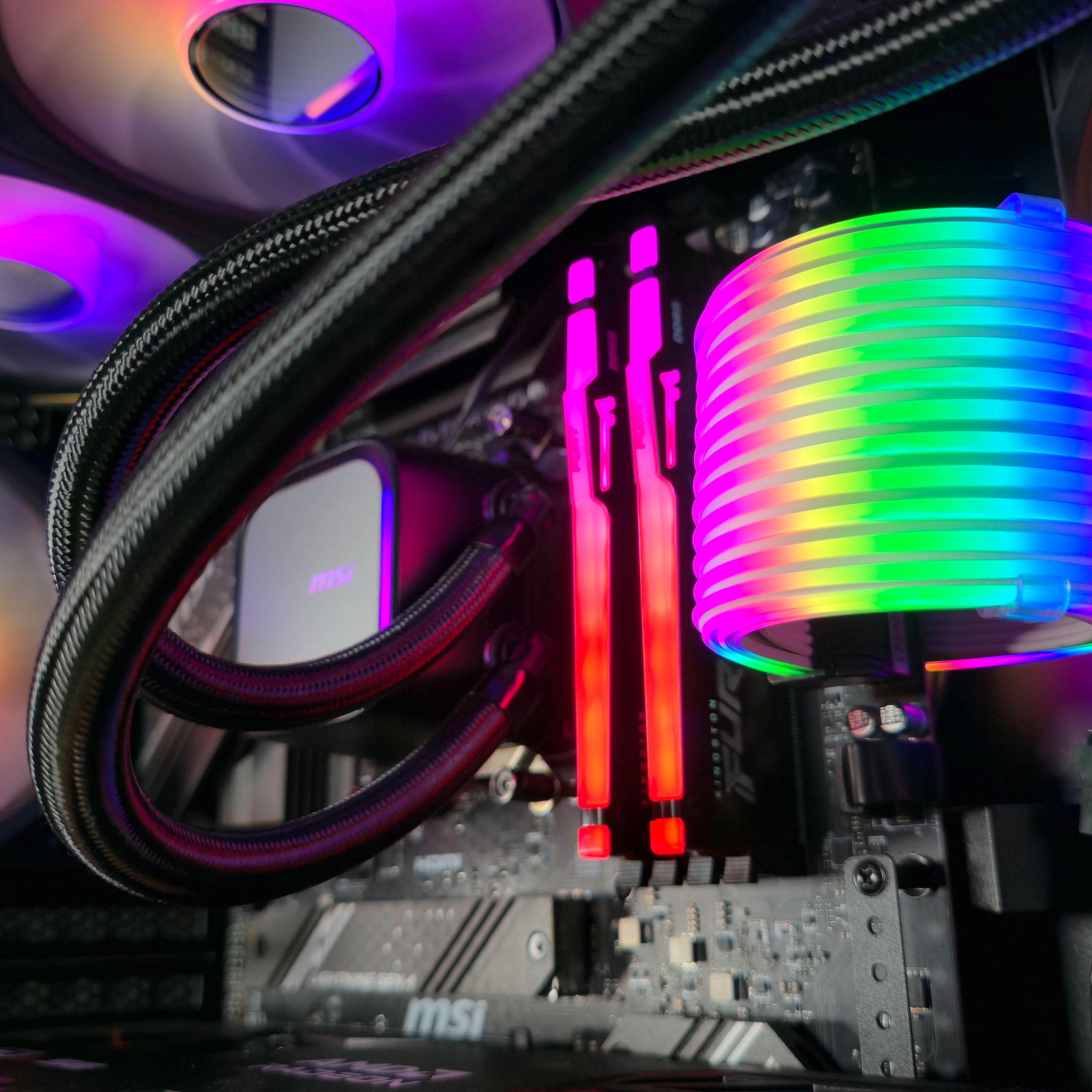 King Mod Systems - Computador King Mod Limited-PC Ryzen 7 9800X3D 64GB DDR5 2TB RX 9070 XT WiFi W11