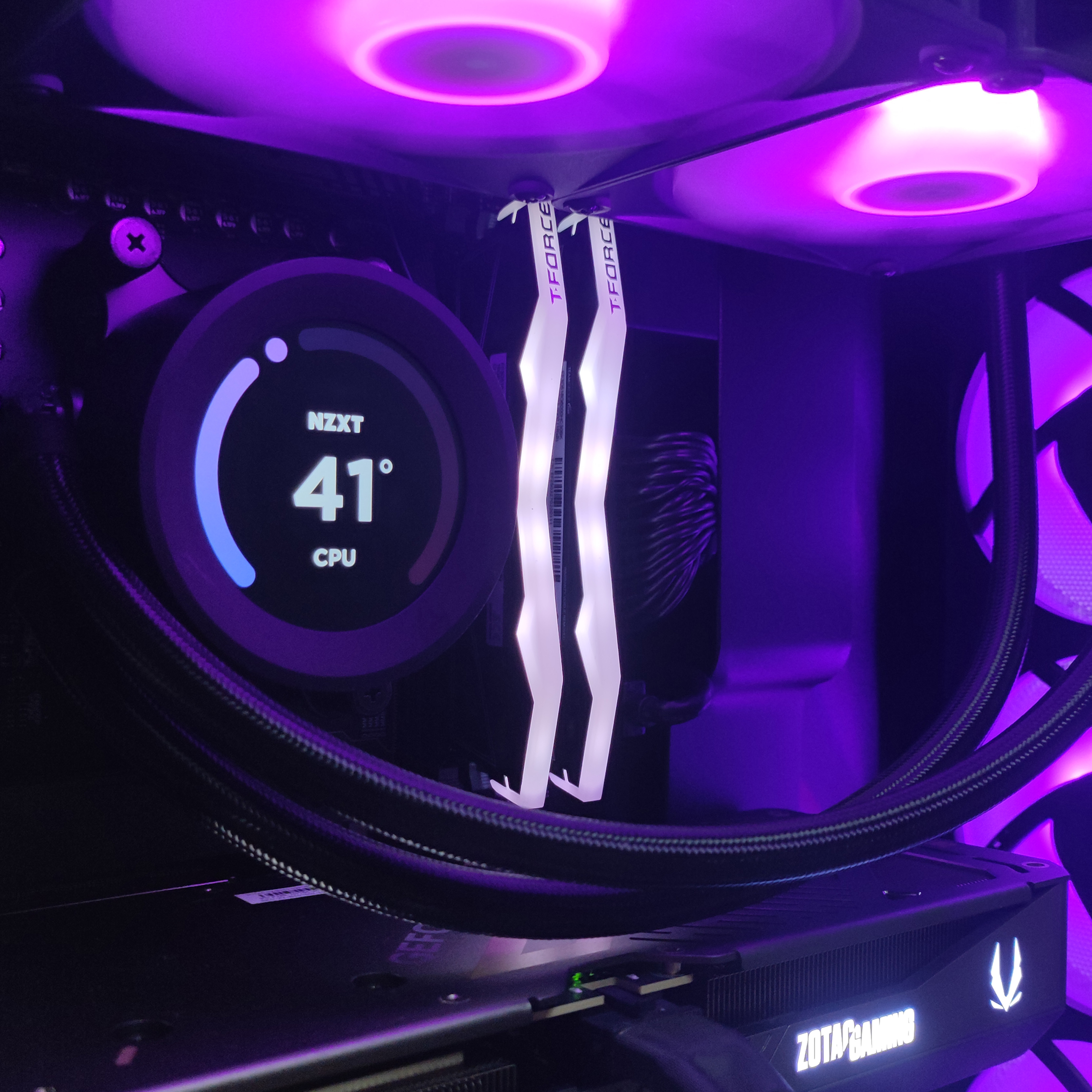 King Mod Systems - Computador King Mod Gamer-PC NZXT Ryzen 5 9600X 32GB DDR5 1TB RTX 5070 WiFi W11