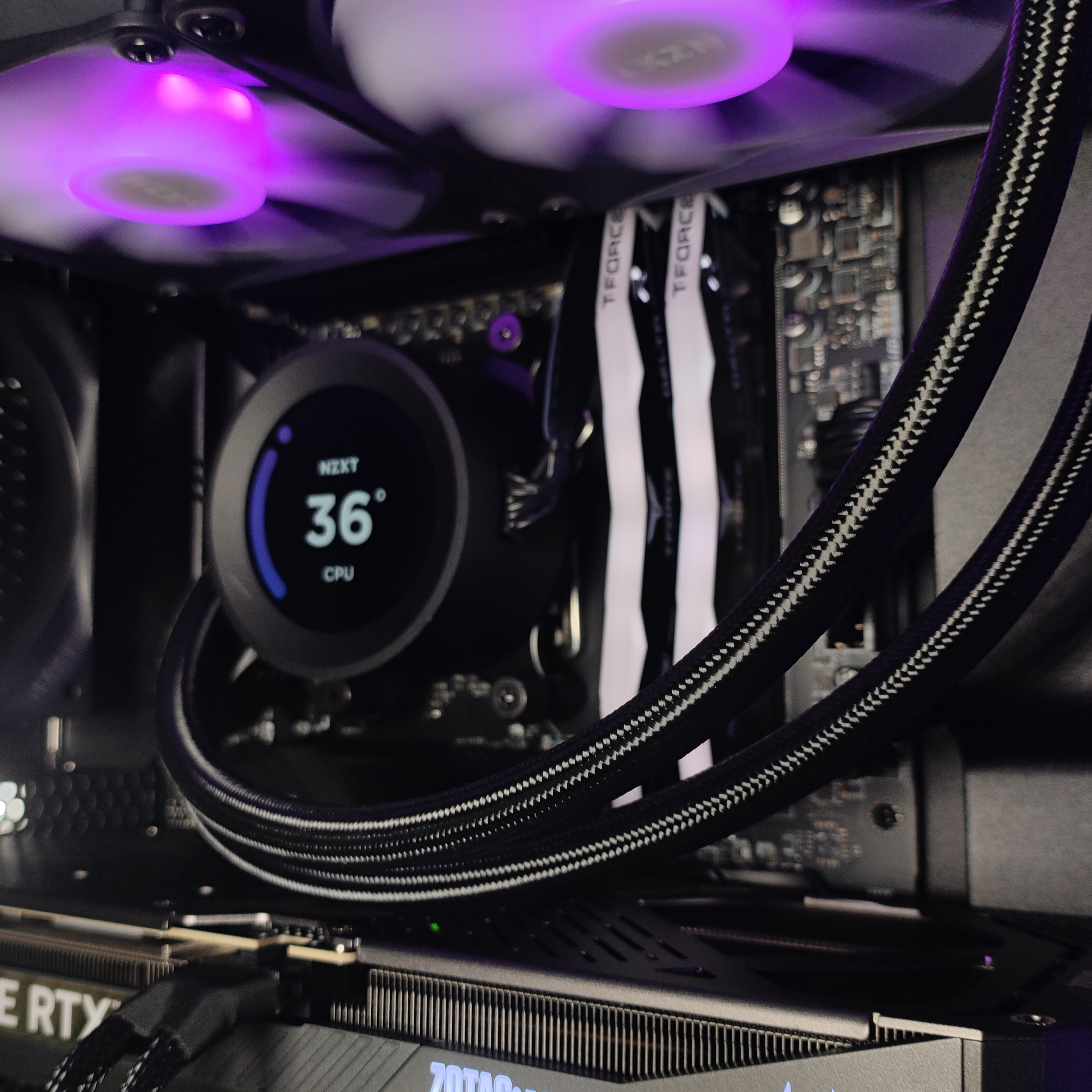 King Mod Systems - Computador King Mod Gamer-PC NZXT Ryzen 5 9600X 32GB DDR5 1TB RTX 5070 WiFi W11