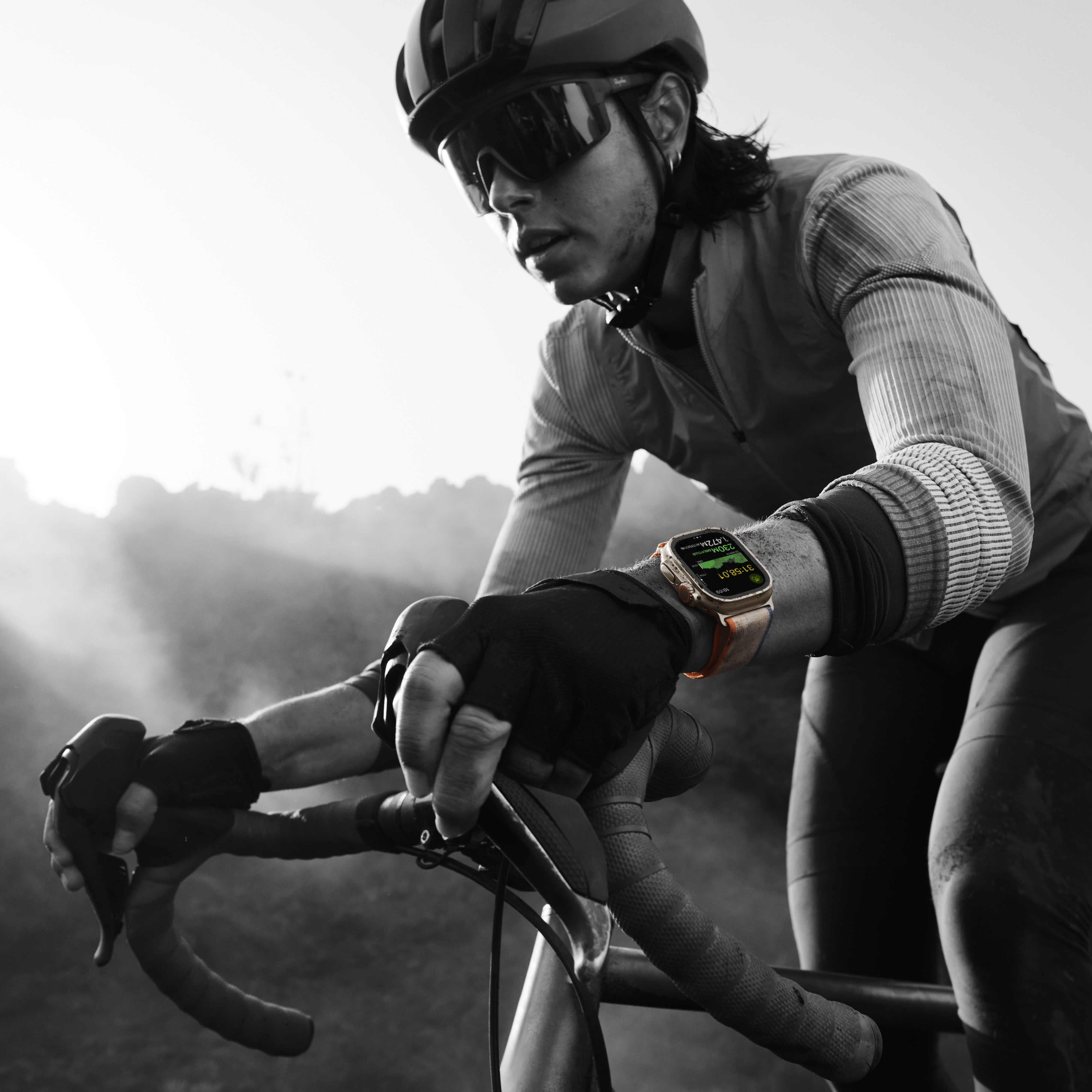 Apple - Smartwatch Apple Watch Ultra 2 GPS + Cellular, 49mm Titanium Case com Blue/Black Trail Loop  (S/M)